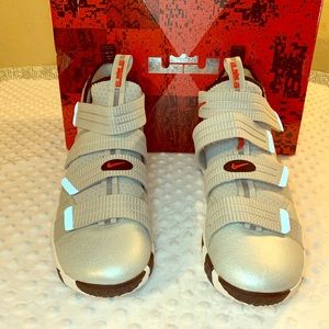 * AUTHENTIC * NIKE Lebrons Soldier XI SFG